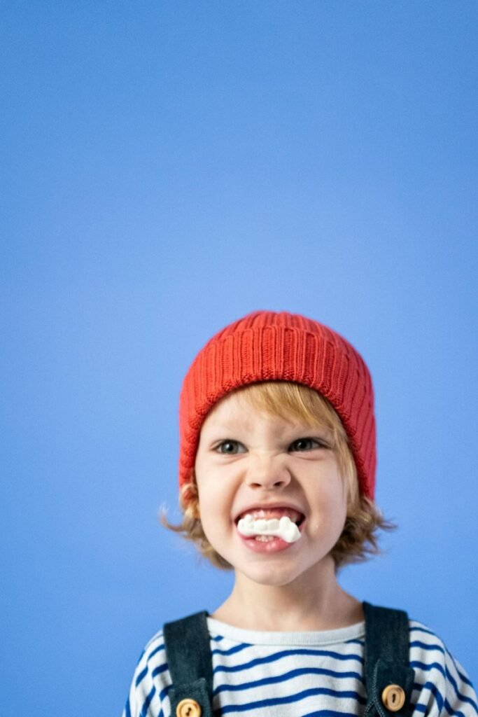 Niño sonriendo antes de su revisión dental en Mesquite